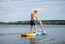 Stand-up-Paddler auf dem Brombachsee - Benjamin Nolte/dpa-tmn