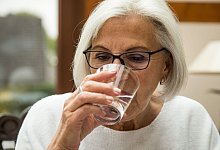 Eine Seniorin trinkt ein Glas Wasser - Christin Klose/dpa-tmn