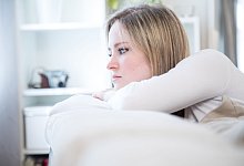 Eine Frau schaut nachdenklich - Christin Klose/dpa-tmn