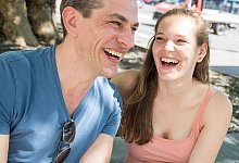 Mann und Frau lachen zusammen - Christin Klose/dpa-tmn