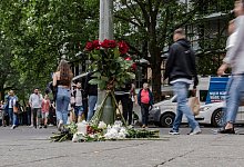 Blumen sind an einem Ampelmast auf der Tauentzienstra&szlig;e niedergelegt in Gedenken an die get&ouml;tete Lehrerin und zahlreiche Verletzte. - Paul Zinken/dpa