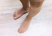 Mensch mit Kompressionsstr&uuml;mpfen - Foto: Andrea Warnecke/dpa-tmn