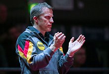 Tischtennis-Bundestrainer Jörg Roßkopf applaudiert am Spielfeldrand. - Swen Pförtner/dpa