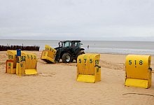 Strandkörbe vor erwarteter Sturmflut gesichert - Christian Butt/dpa
