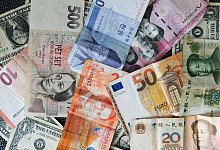 Internationale W&auml;hrungen liegen auf einem Tisch - Laura Ludwig/dpa-tmn