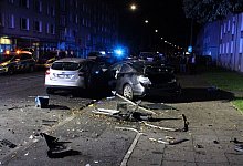 Gleich mehrere Anwohner wurden durch den Unfall geweckt - mutma&szlig;lich nicht zuletzt, weil der Fahrer seitlich und frontal gegen ihre Hauswand geprallt war. - Polizei Bielefeld