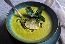 Erbsen-Kokos-Suppe mit Minze - Doreen Hassek/hauptstadtkueche.blogspot.com/dpa-tmn