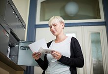 Eine Frau liest einen Brief - Christin Klose/dpa-tmn