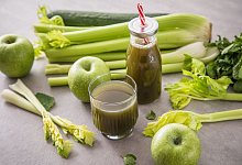 Frischer Sellerie, Äpfel und Selleriesaft - Christin Klose/dpa-tmn