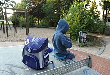 Kind mit Smartphone - Foto: Jens Kalaene/dpa-Zentralbild/dpa-tmn