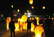 Himmelslaternen - Foto: Jochen L&uuml;bke/dpa/dpa-tmn