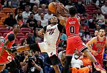 P.J. Tucker (M, l) von Miami Heat und Coby White von Chicago Bulls kämpfen in der ersten Halbzeit um dem Ball. - Marta Lavandier/AP/dpa