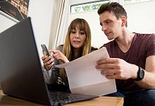 Vertrauen ist gut, Kontrolle ist besser: In vielen Nebenkostenabrechnungen stecken Fehler. - Christin Klose/dpa-tmn/Illustration