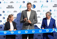Nowitzki und Dallas Mavericks eröffnen einen Basketball-Platz - Karl-Josef Hildenbrand/dpa