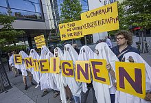 Demonstranten - Foto: Frank Rumpenhorst/Archiv/dpa