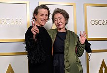 Frances McDormand + Youn Yuh Jung - Foto: Chris Pizzello/Pool AP/dpa