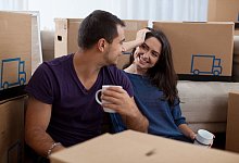 Ein Paar sitzt zwischen Umzugskartons zusammen - Christin Klose/dpa-tmn