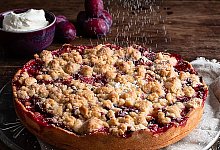 Zwetschgenkuchen mit Streusel - Annelie Ulrich/dpa-tmn