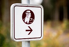 Ein Schild mit einem Portr&auml;t von Oberf&ouml;rster Friedrich Erdmann - Hauke-Christian Dittrich/dpa/dpa-tmn