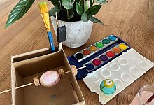 Selbstgebaute Mal-Station f&uuml;r Ostereier - DIY Academy/dpa-tmn