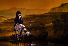 Bei einem Akustik-Konzert in Bonn beweist Billie Eilish, dass sie elektrische Beats nicht braucht. - Marius Becker/dpa