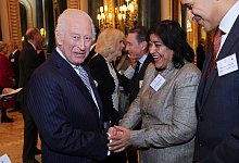 Gurinder Chadha (2.v.r) und König Charles III. - Aaron Chown/PA Pool via AP/dpa