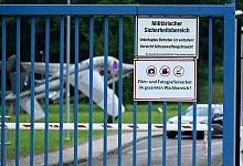Erneut L&ouml;cher im Zaun von Luftwaffenkaserne - Roberto Pfeil/dpa