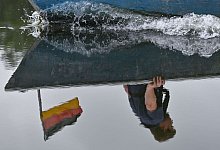 In einem Kahn, der sich im deutsch-polnischen Grenzfluss Oder spiegelt, sitzt Daniel H&uuml;hn, Fischereiwissenschaftler vom IGB Leibniz-Institut f&uuml;r Gew&auml;sser&ouml;kologie und Binnenfischerei, um die Hintergr&uuml;nde der Umweltkatastrophe zu untersuchen. - Patrick Pleul/dpa