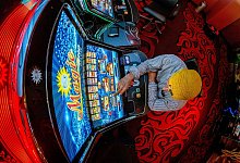 Mann in einer Spielhalle - Markus Scholz/dpa-tmn