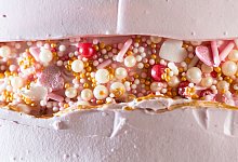 Fault Line Cake mit Streuseldekor - Franziska Gabbert/dpa-tmn