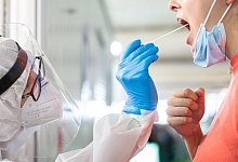 Corona-Test - Moritz Frankenberg/dpa/Symbolbild