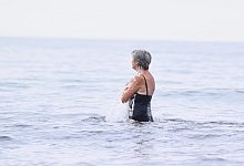 Ein &auml;ltere Frau badet in der Ostsee - Annette Riedl/dpa/dpa-tmn