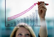 Eine Frau zeichnet auf Glas - Franziska Gabbert/dpa-tmn