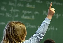 Sch&uuml;lerin - Foto: Marijan Murat/dpa/Illustration