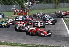 Michael Schumacher 2006 an der Spitze des Feldes in San Marino - Daniel Dal Zennaro/epa/ansa/dpa