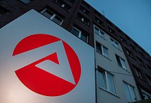 Umschulung von Besch&auml;ftigten - Foto: Julian Stratenschulte/dpa