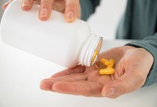 Eine Frau nimmt ein Vitamin-Präparat - Christin Klose/dpa-tmn