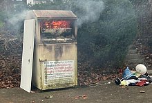 Altkleidercontainer brennt - 1 - Feuerwehr Barntrup