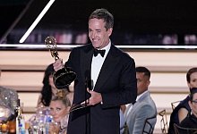 Matthew Macfadyen nimmt den Emmy als herausragender Nebendarsteller in &laquo;Succession&raquo; entgegen. - Mark Terrill/Invision via AP/dpa