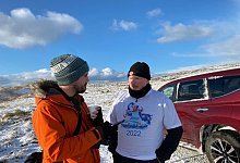«Penguin News»-Reporter Nick Roberts (l) im Interview mit Marcus Morrison, Organisator des Winterschwimmens auf den Falklandinseln. - Benedikt von Imhoff/dpa