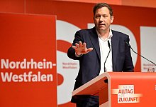 Klingbeil wehrt sich gegen Kritik der Parteibasis - Roberto Pfeil/dpa