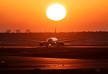 Ein Flugzeug auf dem Rollfeld - Boris Roessler/dpa/dpa-tmn