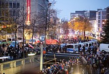 Demonstranten und Polizei sind während der Nazi-Demo in Bielefeld aneinander geraten. - Oliver Krato
