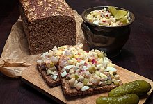 Salziger Matjes, s&uuml;&szlig;er Apfel und knackige Gurken auf einem Brot - Doreen Hassek/hauptstadtkueche.blogspot.com/dpa-tmn