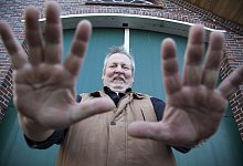 Hat riesige H&auml;nde - FOTO: PR