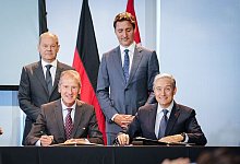 Bundeskanzler Olaf Scholz (l.) und der kanadische Premier Justin Trudeau (2.v.r.) stehen bei der Unterzeichnung einer Absichtserkl&auml;rung hinter Volkswagen-Konzernchef Herbert Diess (2.v.l.) und Fran&ccedil;ois-Philippe Champagne, Minister f&uuml;r Innovation, Wissensc - Kay Nietfeld/dpa