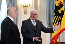 Bundespr&auml;sident Frank-Walter Steinmeier empf&auml;ngt im Schloss Bellevue den neuen israelischen Botschafter in Deutschland, Ron Prosor (l), zur Entgegennahme des Akkreditierungsschreibens. - Wolfgang Kumm/dpa