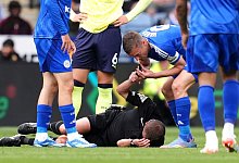 Spieler pfeift, damit Schiri geholfen wird - Adam Davy/PA Wire/dpa