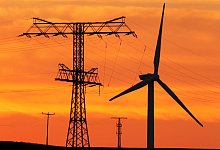 Windrad neben einem Strommast - Foto: Jens B&uuml;ttner