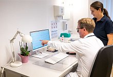 Ein Arzt in einer Praxis - Benjamin Nolte/dpa-tmn/dpa